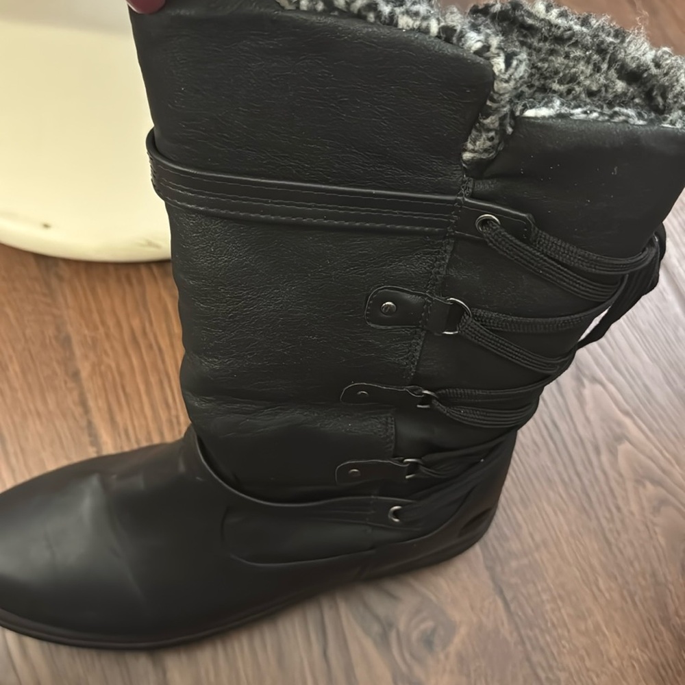 Totes boots in black, gently worn
